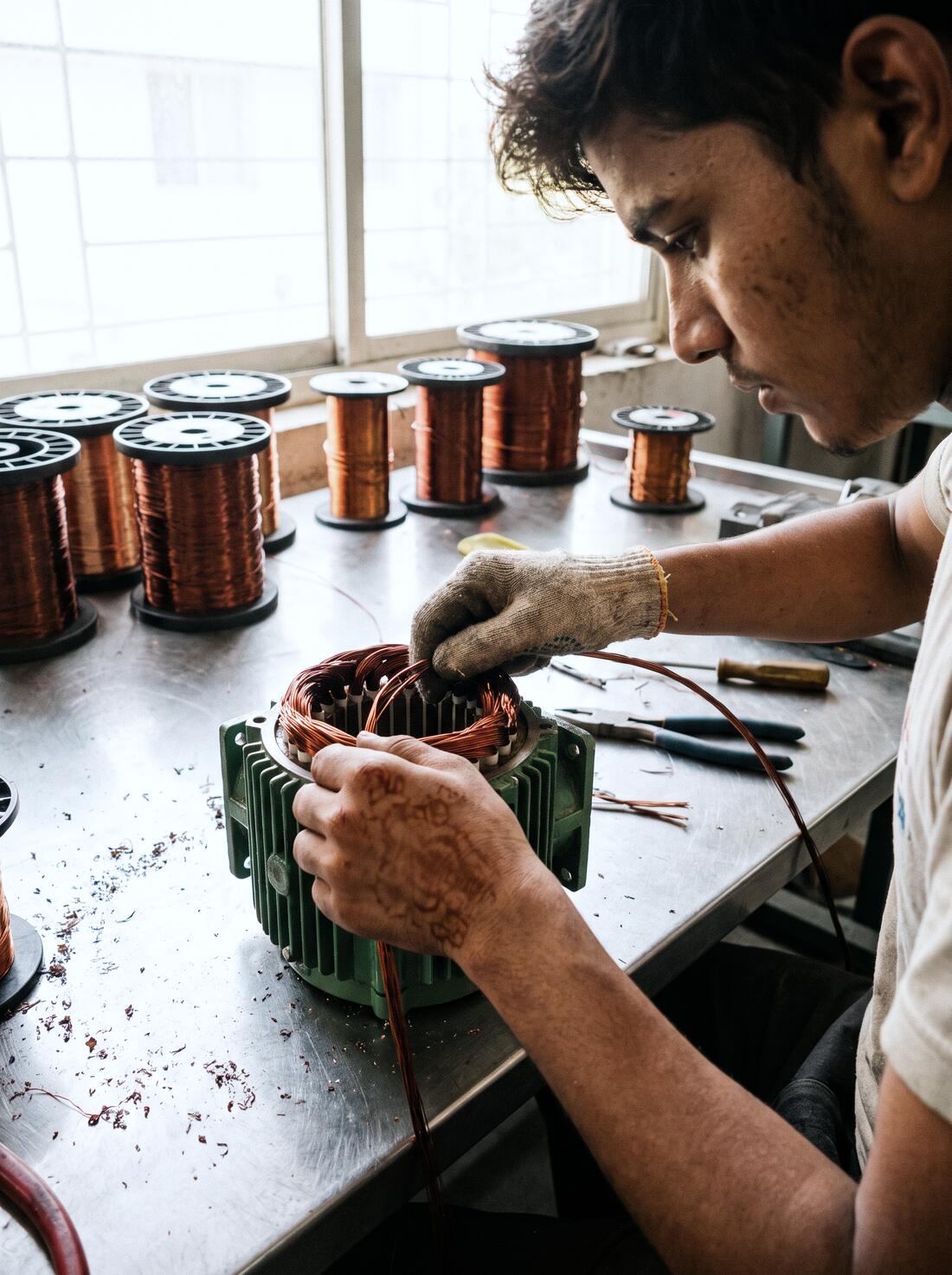 Rembobinage d'un stator de moteur électrique à l'atelier